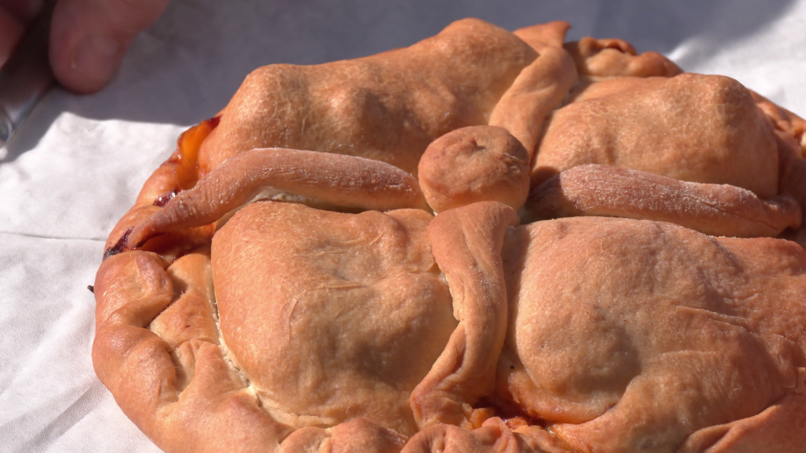 Aprende a elaborar una rica empanada de pueblo con pollo, chorizo huevo y mucho más