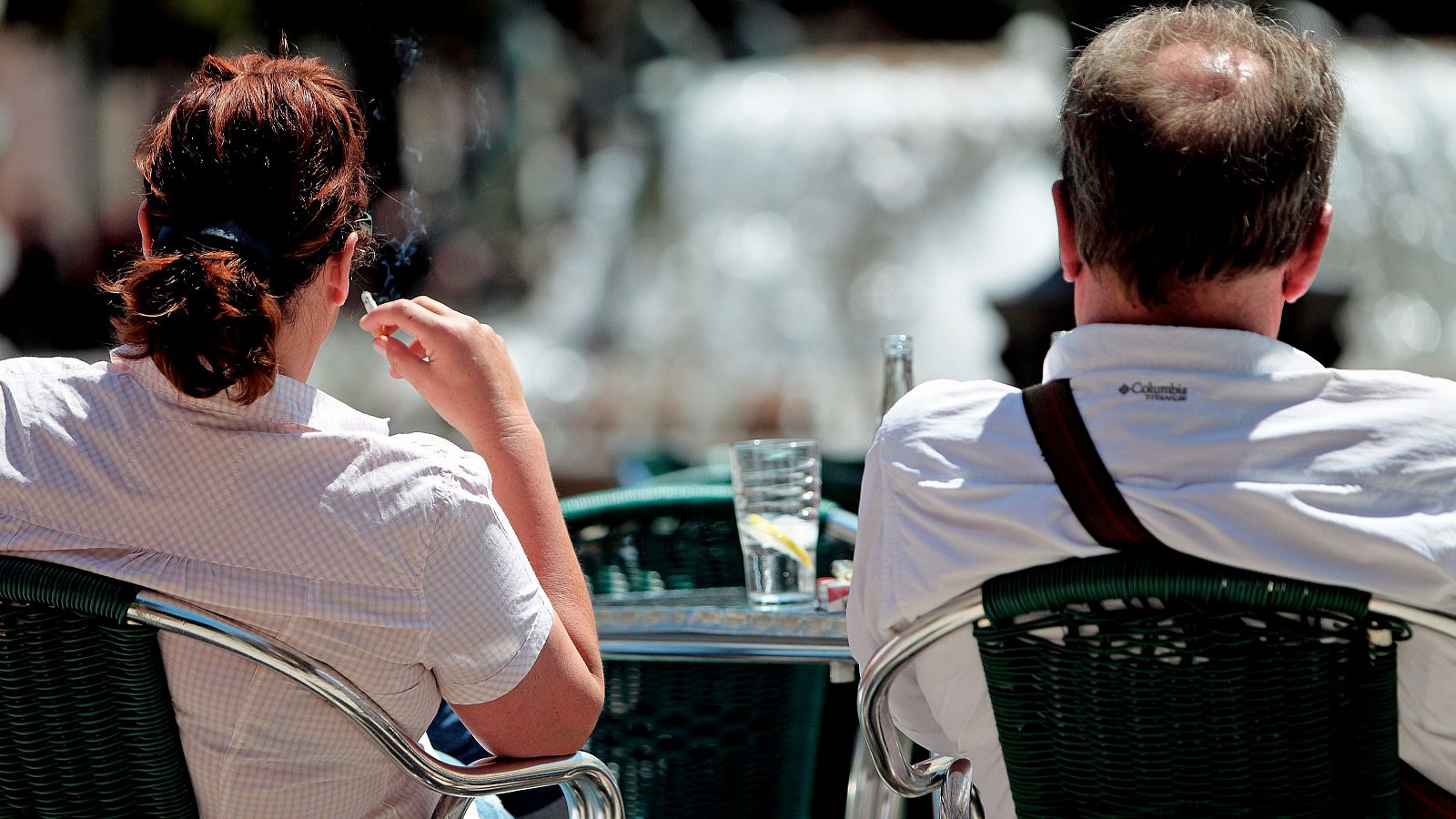 Una mujer fuma este mediodía sentada en una terraza de Valencia.