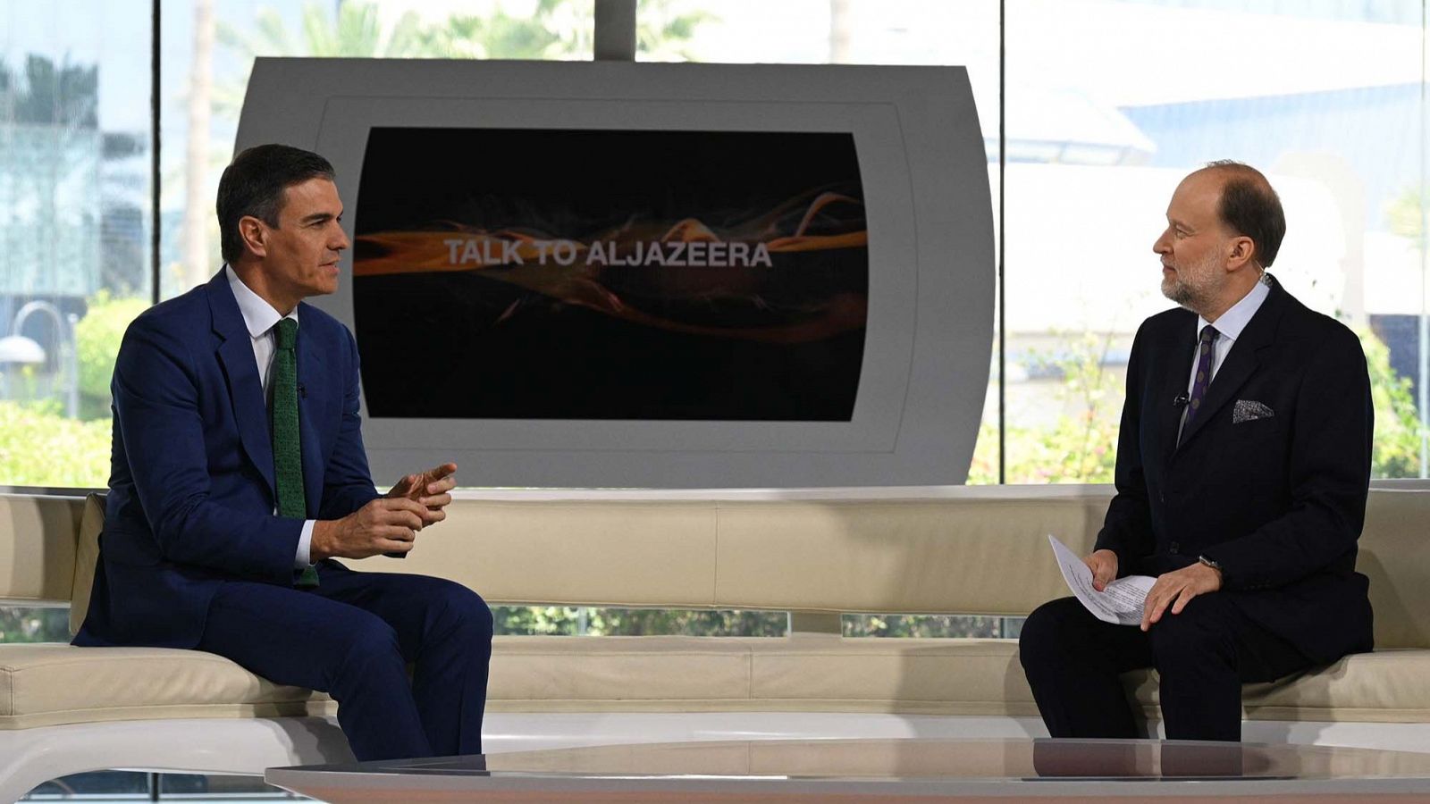El presidente del Gobierno, Pedro Sánchez, es entrevistado en el canal de televisión Al Jazeera