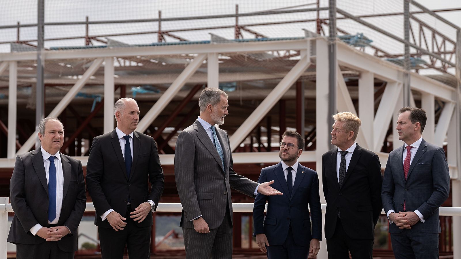 El Rey visita las obras de la planta de ensamblaje de baterías de Martorell (Barcelona) con Aragonès