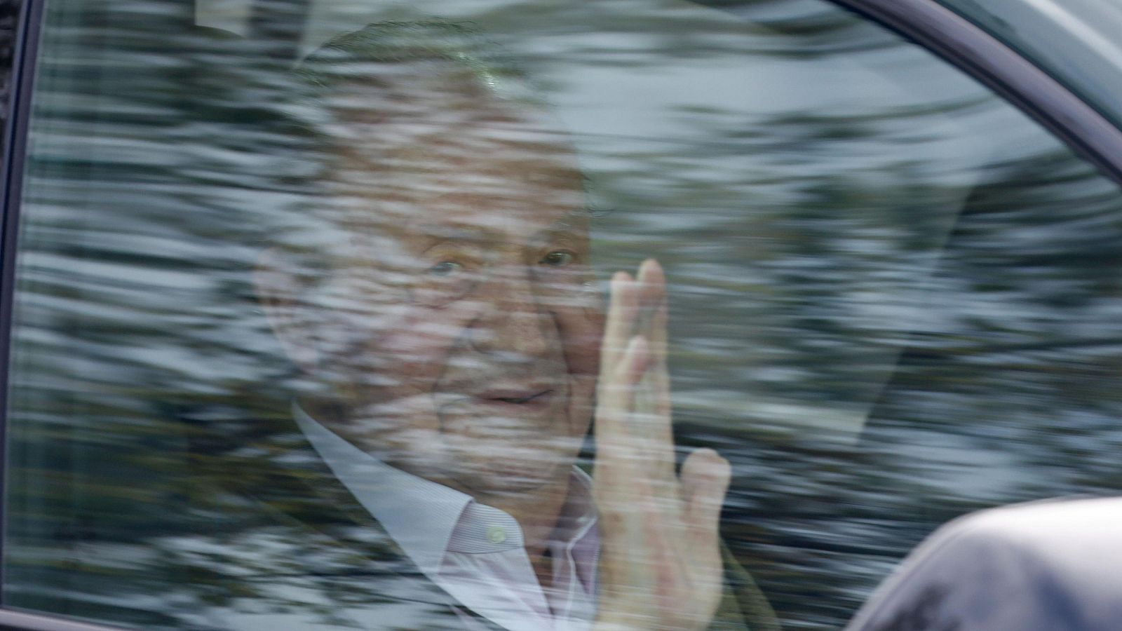 El rey Juan Carlos I saliendo del aeropuerto, a 5 de abril de 2024, en Madrid