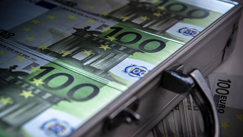 Imagen de un maletín con billetes de 100 euros