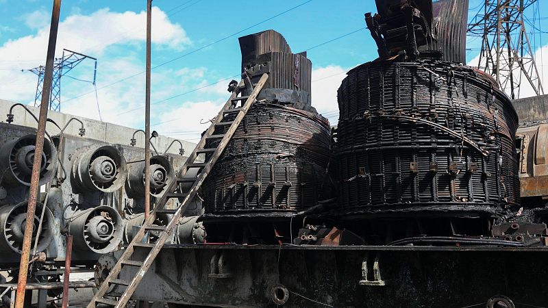 Parte de una infraestructura energética dañada por los bombardeos rusos en la región ucraniana de Ivano-Frankivsk