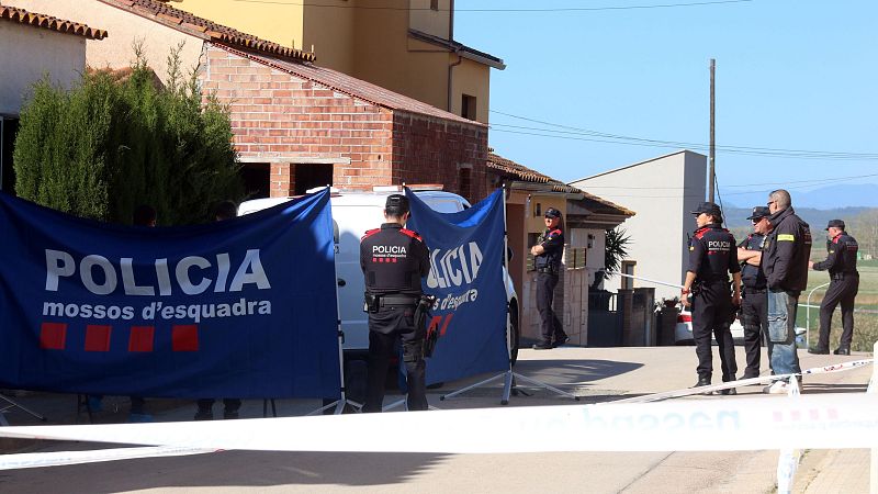 Els Mossos custodien la casa de Bellcaire d'Empordà on l'acusat hauria comès els crims