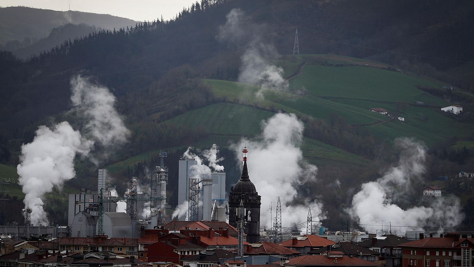 Vista del vapor expulsado este viernes por una fábrica de papel ubicada en la localidad guipuzcoana de Hernani.