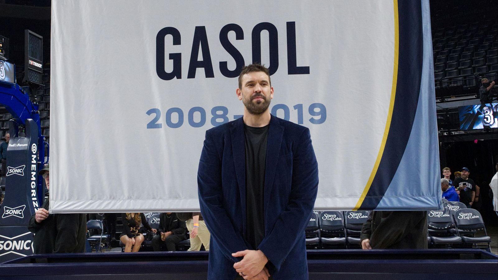 El jugador de baloncesto Marc Gasol, de pie, mientras los Memphis Grizzlies retiran su camiseta número 33.