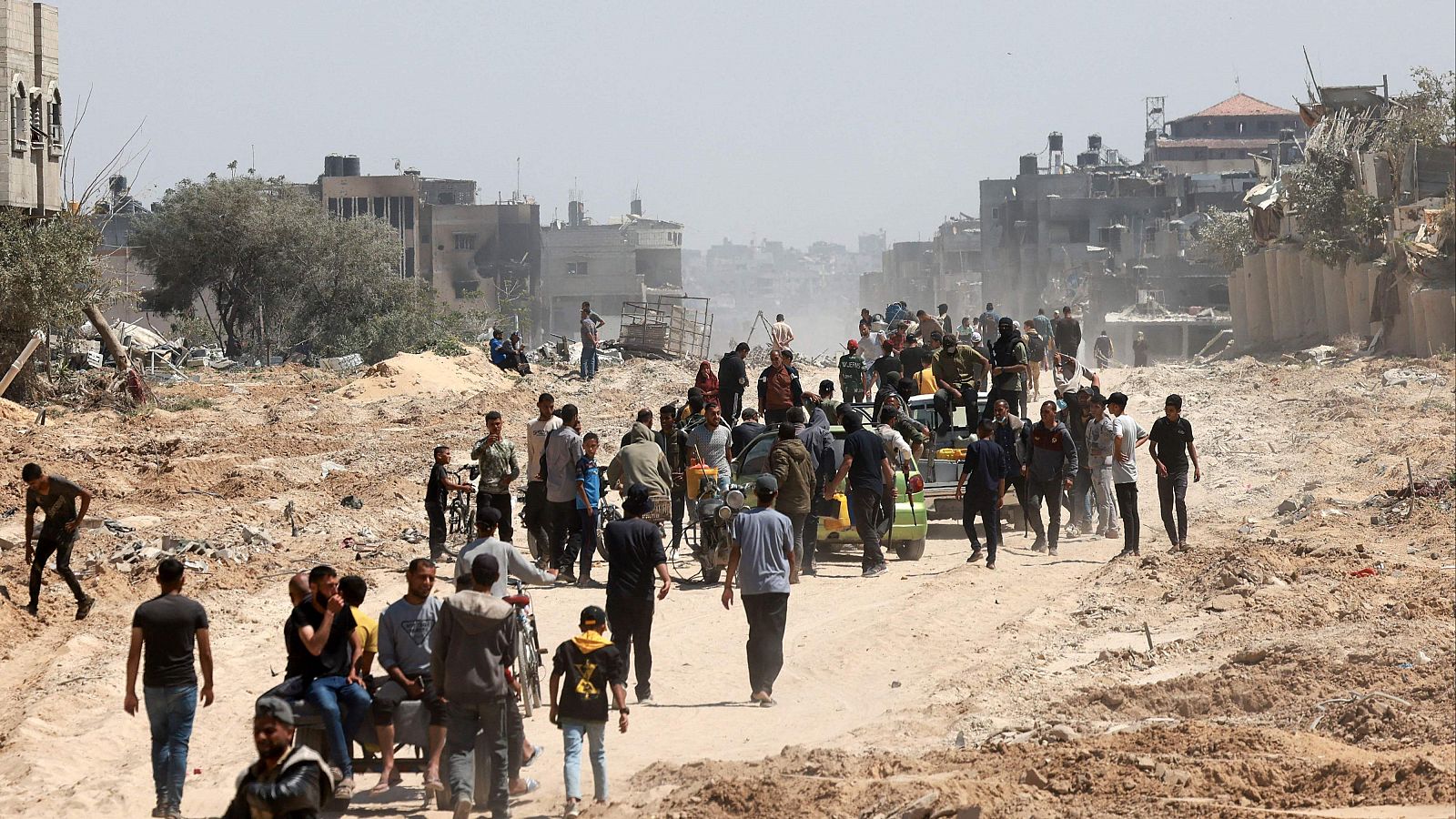 Palestinos que se habían refugiado en Ráfah abandonan la ciudad para regresar a Jan Yunis después de que Israel retirara sus fuerzas terrestres