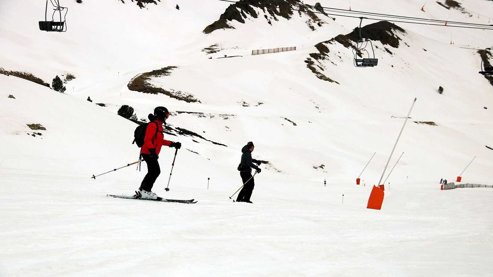 Una parella d'esquiadors baixen una pista de Boí-Taüll