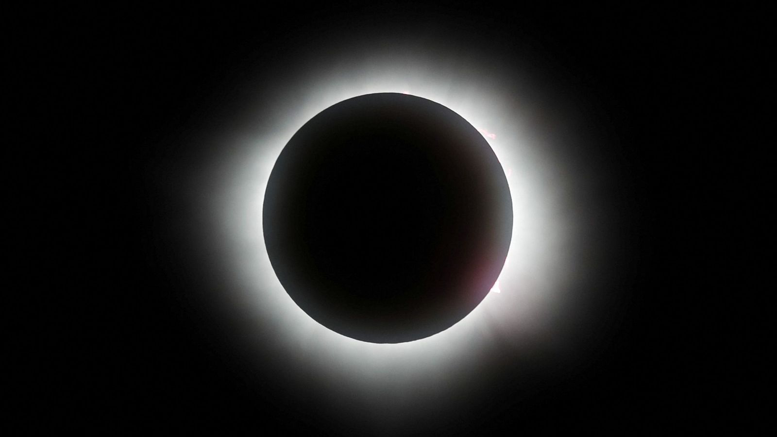 El eclipse solar del 8 de abril, en imágenes