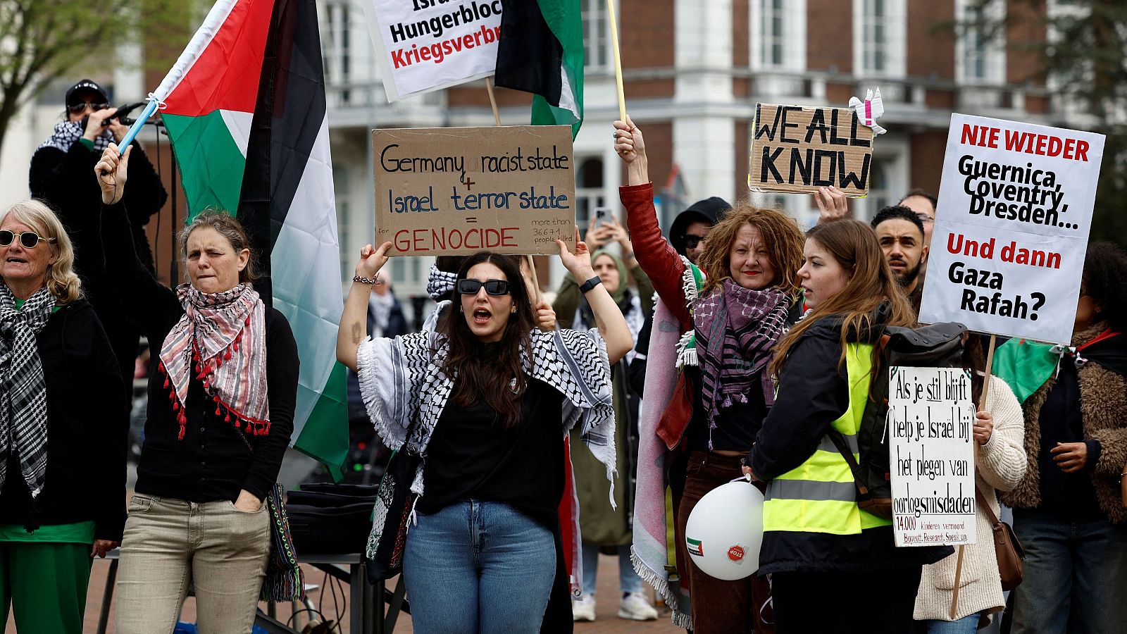 Varias personas protestan contra la guerra en Gaza fuera de la Corte Internacional de Justicia