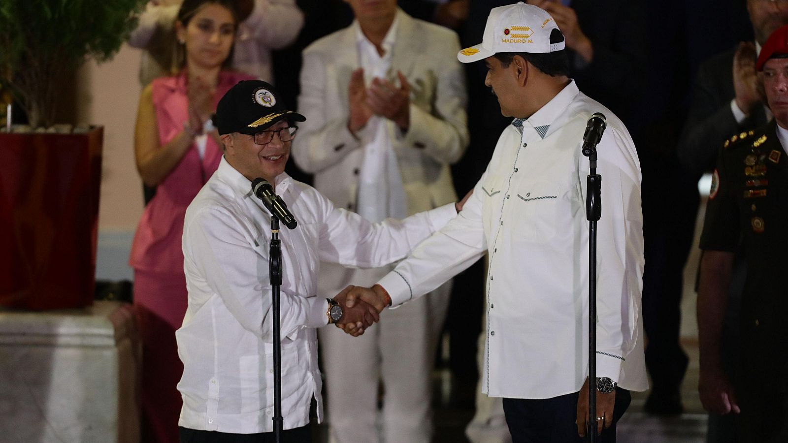 El presidente de Colombia, Gustavo Petro, posa con el presidente de Venezuela, Nicolás Maduro