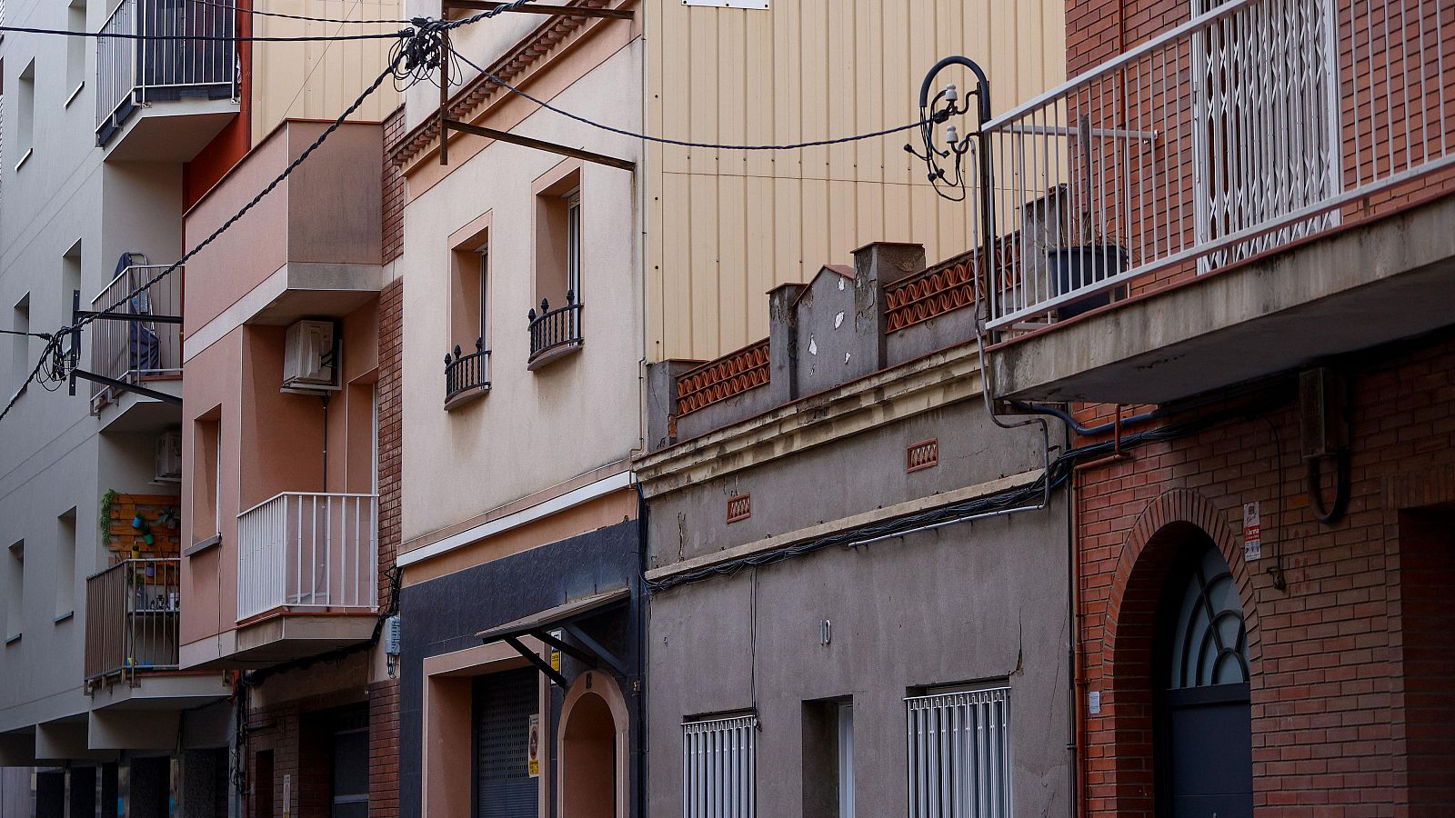 L'edifici van trobar els cossos d'una dona i els seus dos fills al Prat de Llobregat. EFE/ QUIQUE GARCÍA