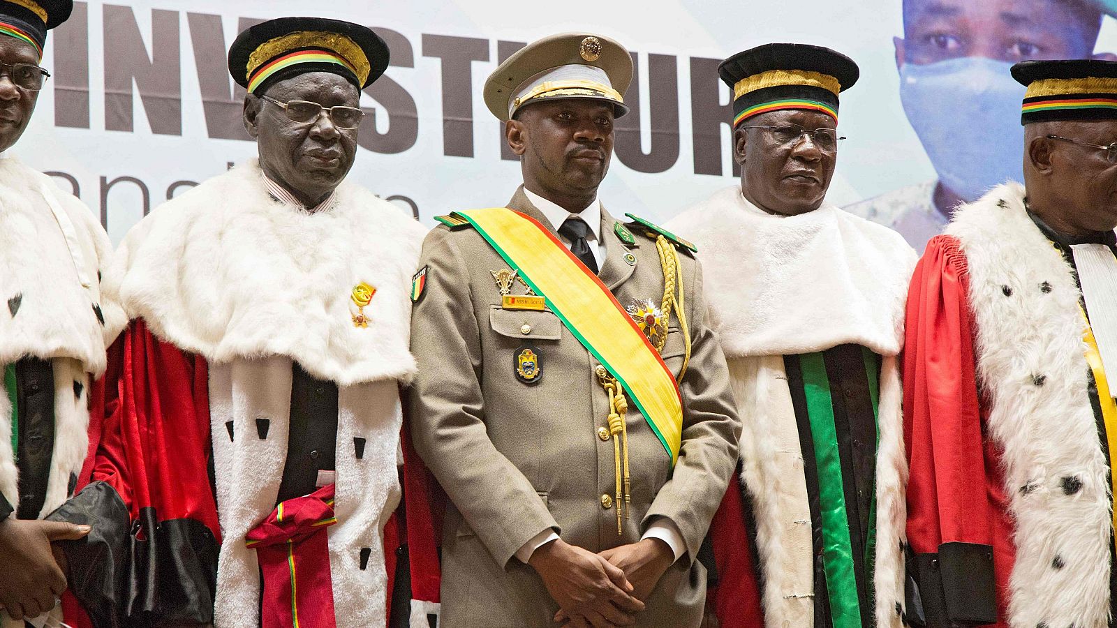 El presidente interino de Mali, el coronel Assimi Goita, junto a miembros de la Corte Suprema en 2021