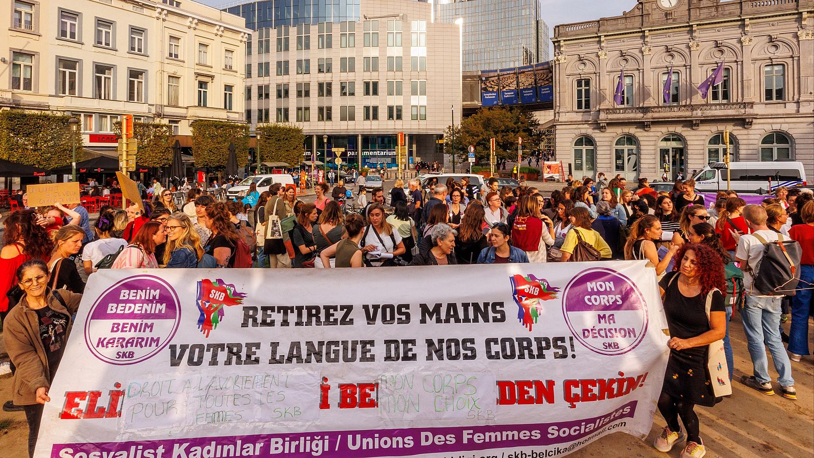 Manifestación en apoyo del derecho al aborto frente al Parlamento Europeo en Bruselas