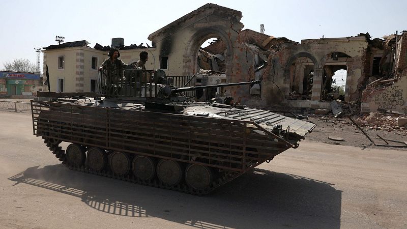 Militares ucranianos conducen un vehículo de combate de infantería