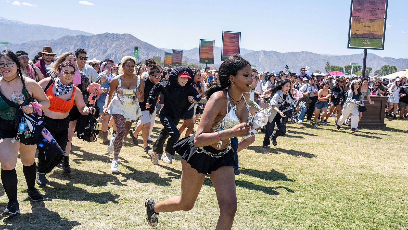 Coachella 2024: Asistentes al festival corren hacia las puertas durante el primer fin de semana del festival de Música y Artes de Coachella.