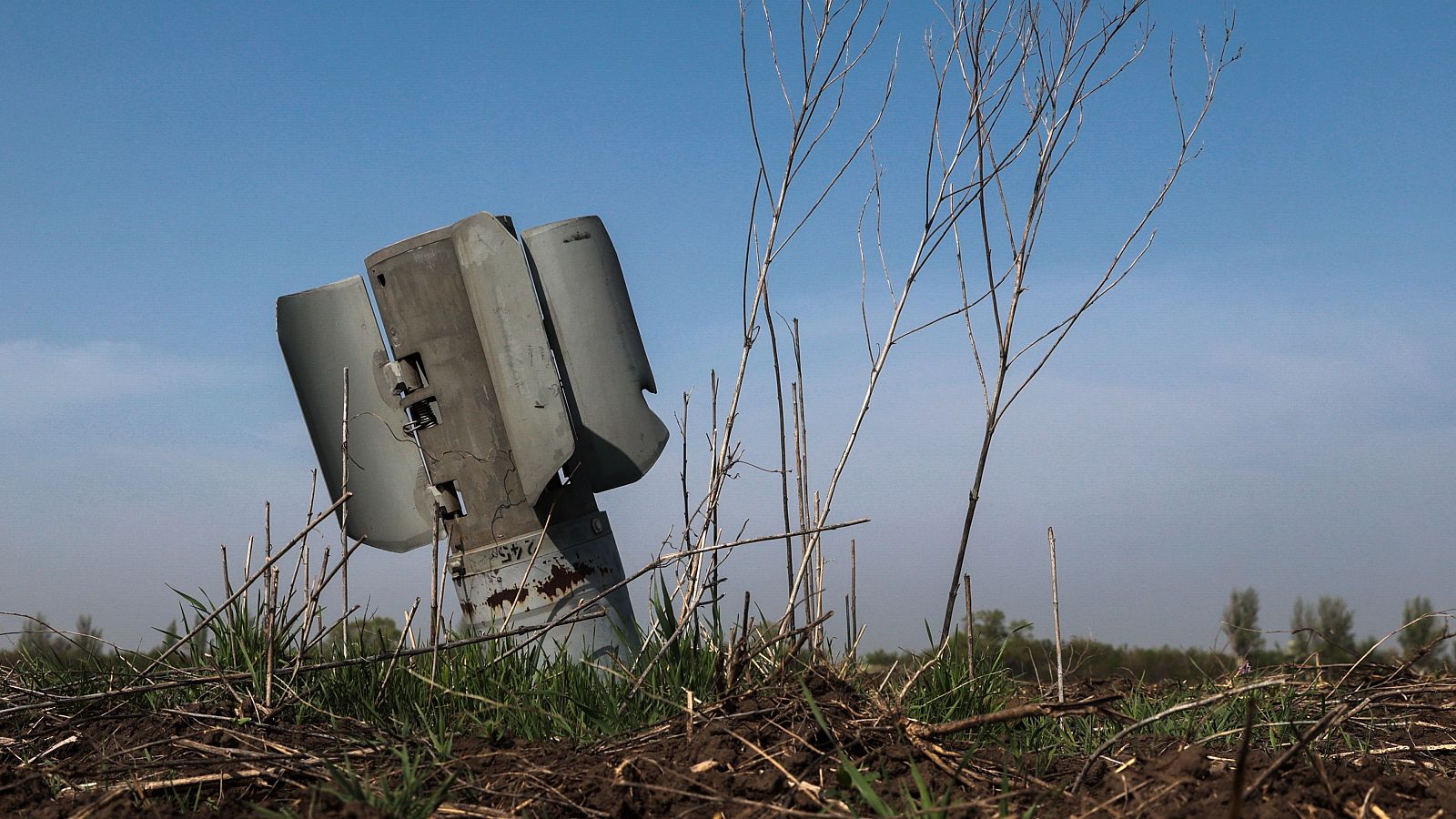Restos de un cohete de 220 mm sobre un campo en la localidad de Novoyakovlivka