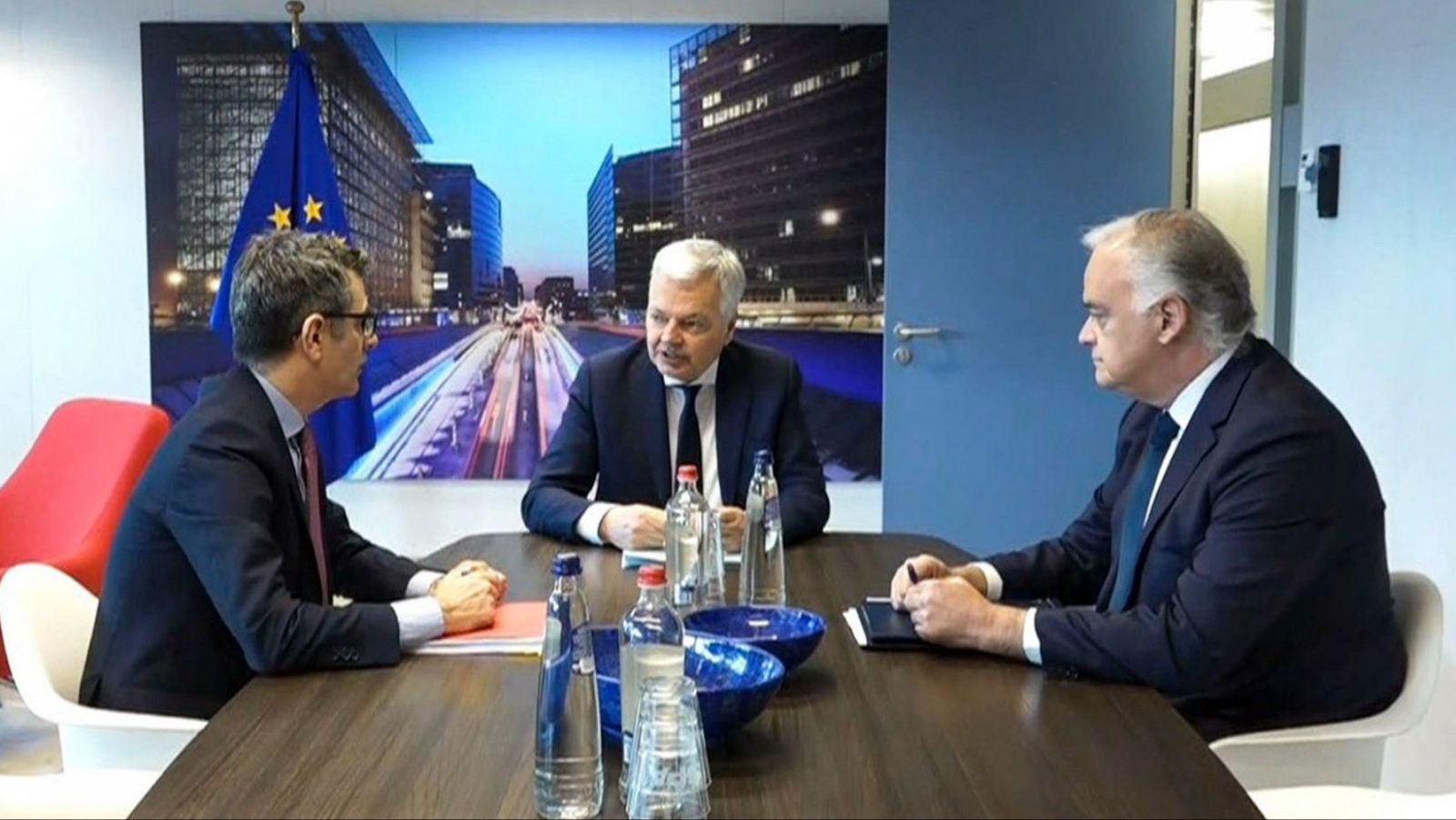 Imagen de Reynders con Bolaños y González Pons en su último encuentro con ambos (RTVE)