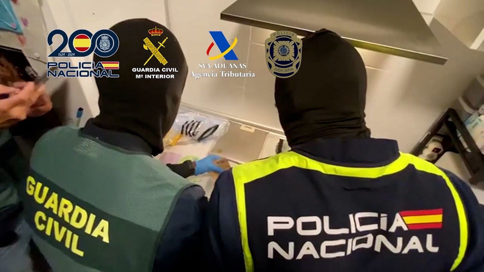 Dos agentes practican los registros durante la operación contra el narcotráfico