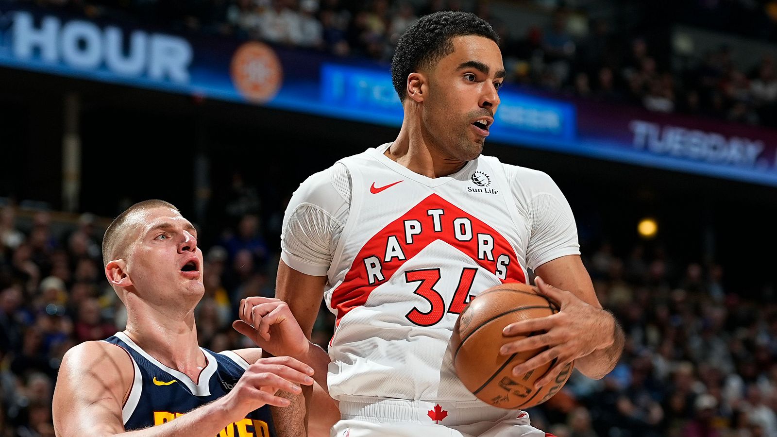 Jontay Porter (con camiseta de los Raptor) durante un partido de la NBA