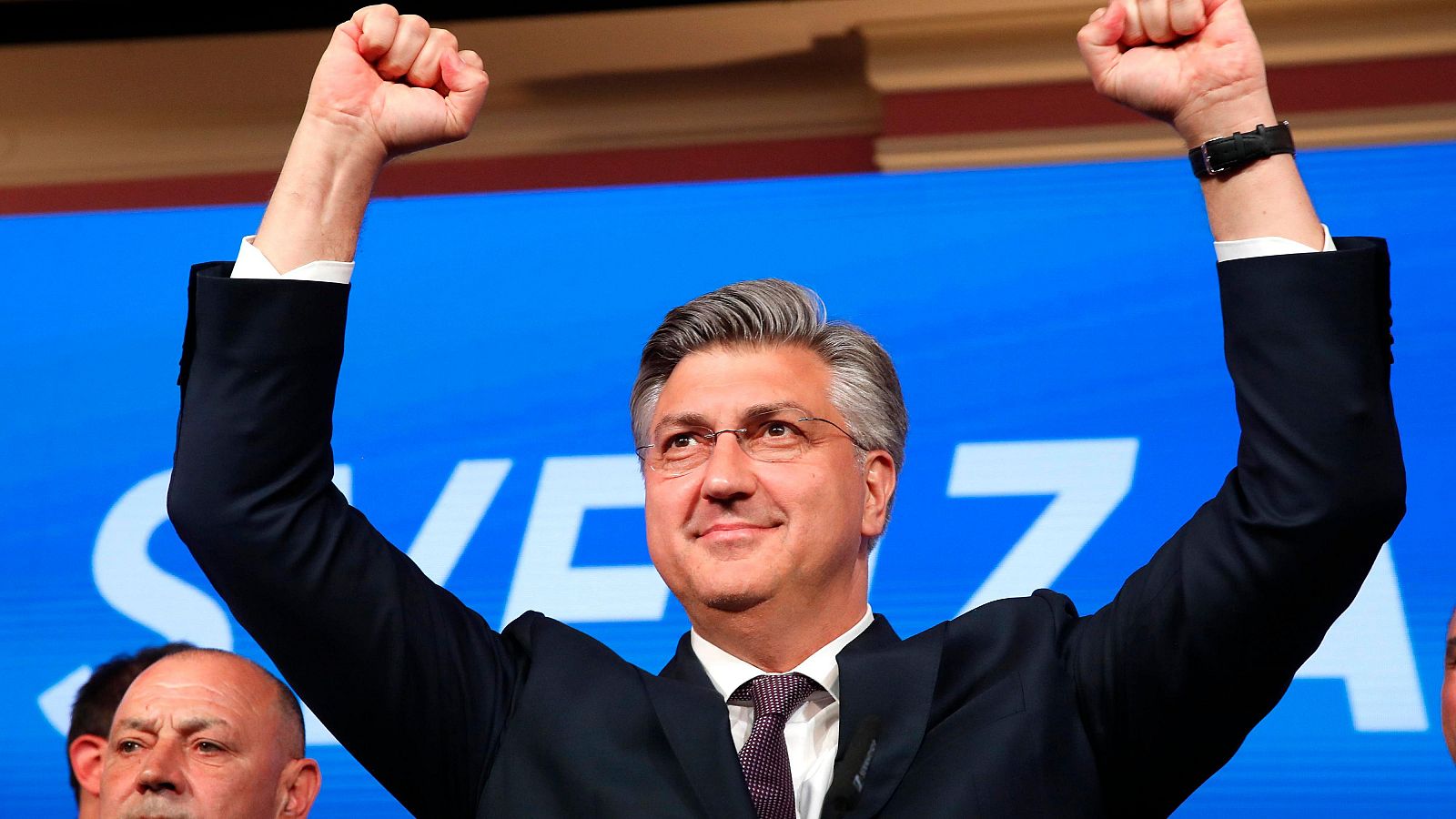 El primer ministro croata, Andrej Plenkovic, celebra la victoria de la HDZ