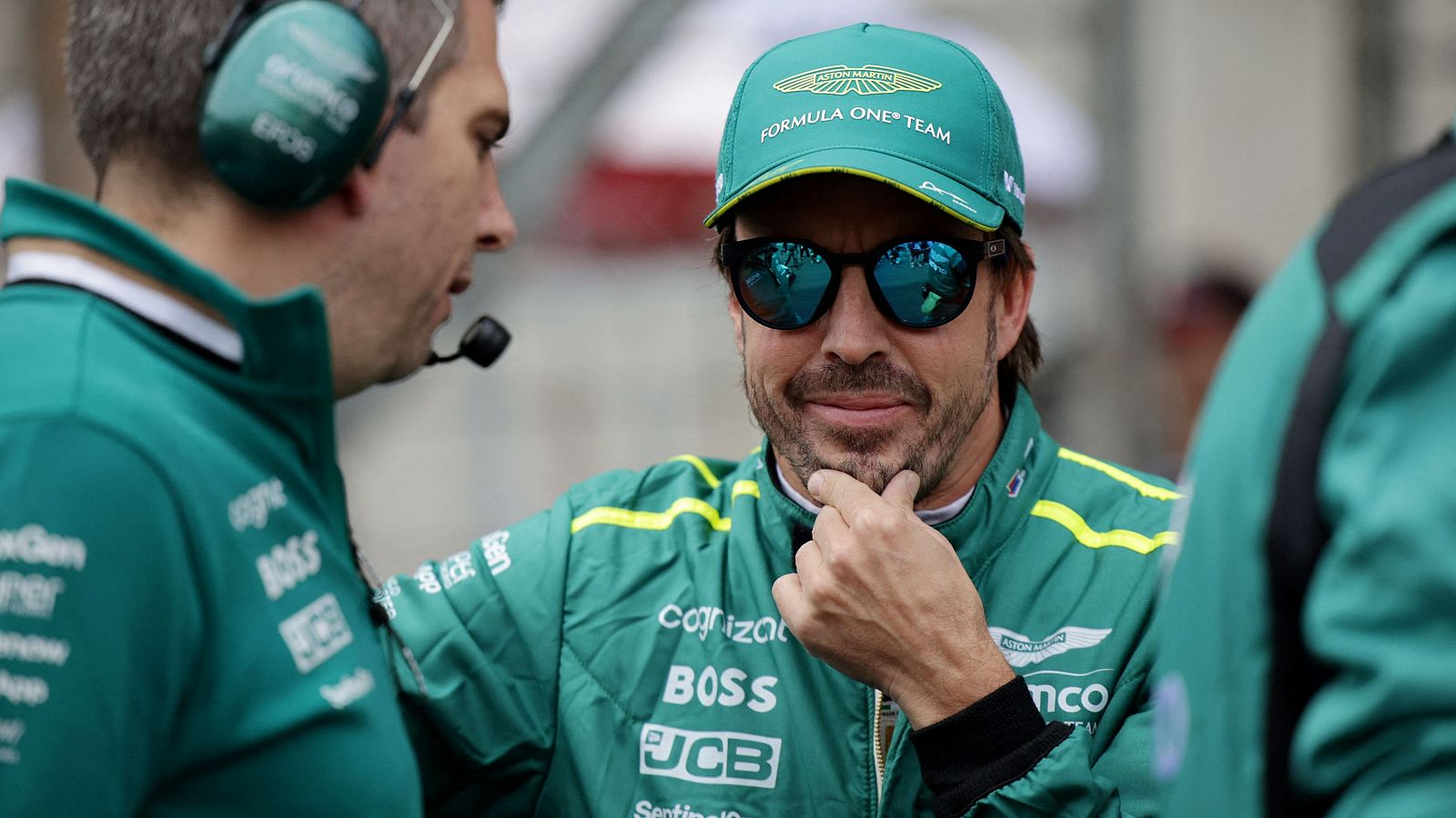 Fernando Alonso en el box de Aston Martin en el GP de China