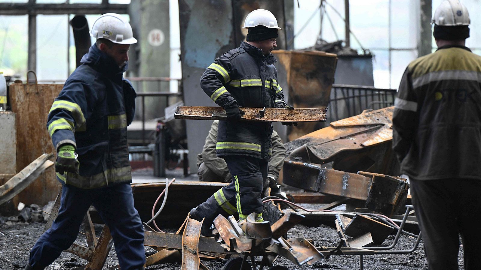 Limpian los escombros en una planta de energía tras un ataque ruso en Ucrania