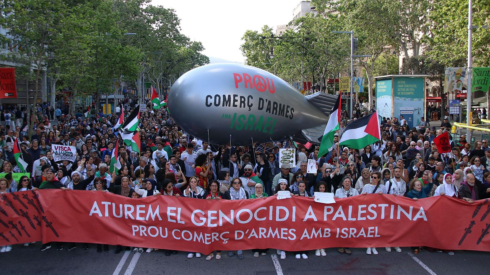 Capçalera de la manifestació en defensa del poble palestí en passar pel Passeig de Gràcia