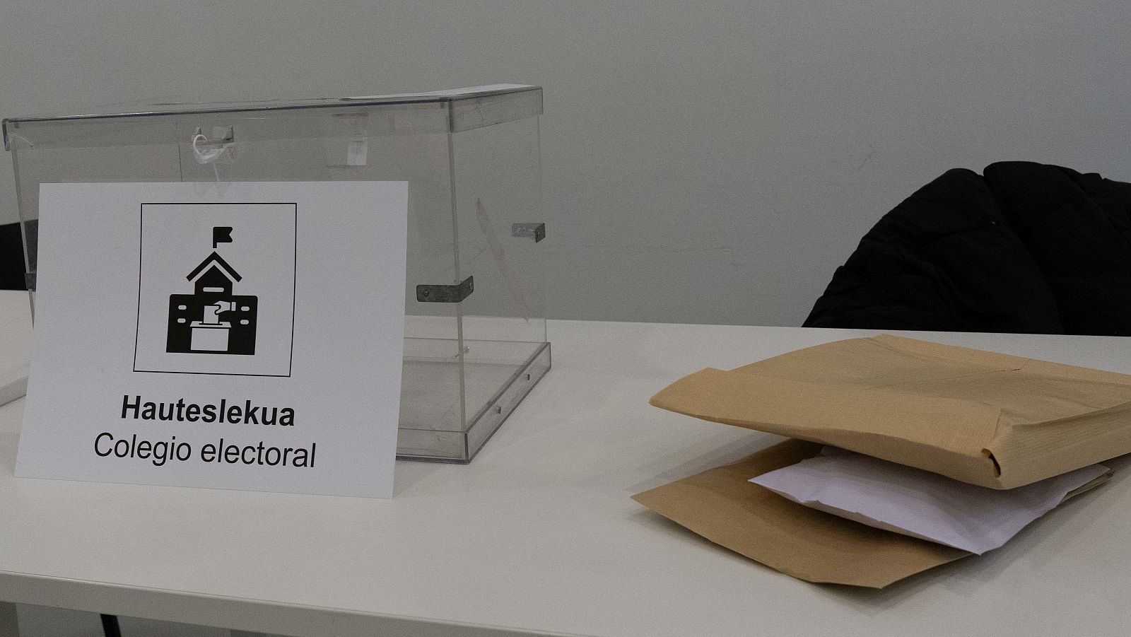 Elecciones vascas 2024, resultado, ganador y reacciones: Urna electoral en Bilbao