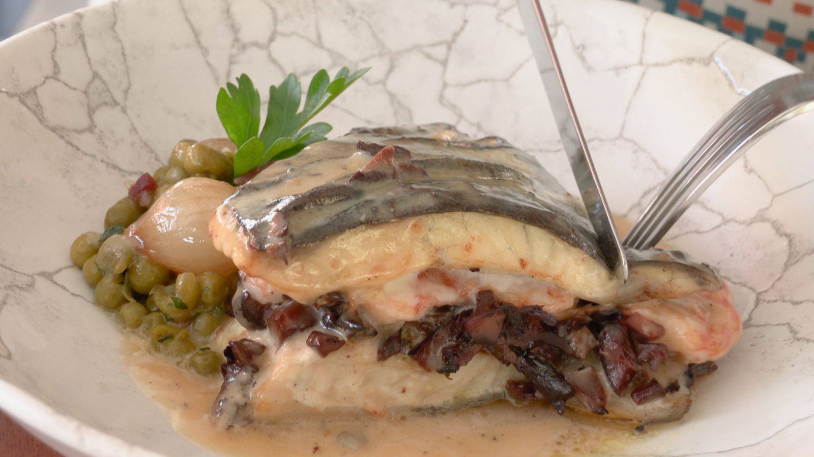 Rodaballo al horno relleno de langostinos y setas