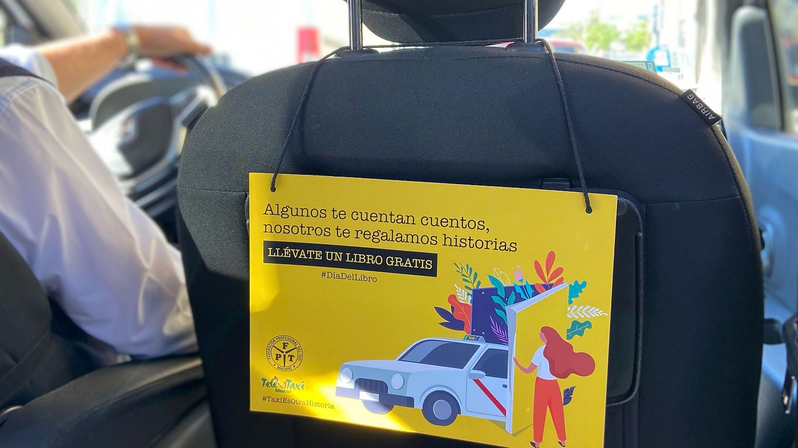 Día del Libro 2024: Un cartel invita a llevarte alguno de los libros que están en el taxi