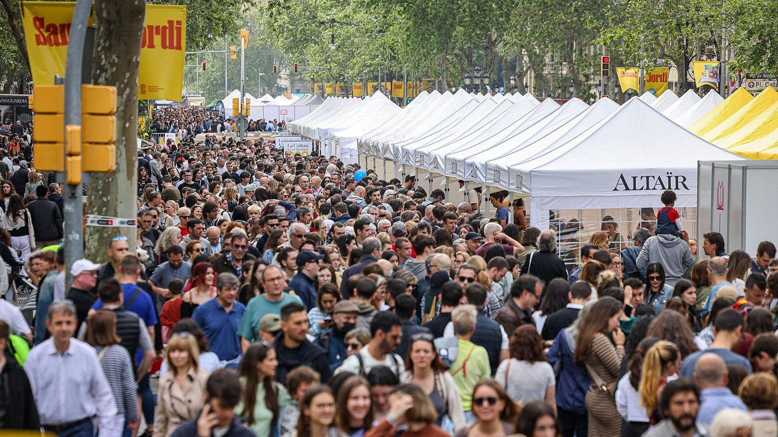 La gran superilla literària de passeig de Gràcia de Barcelona per Sant Jordi