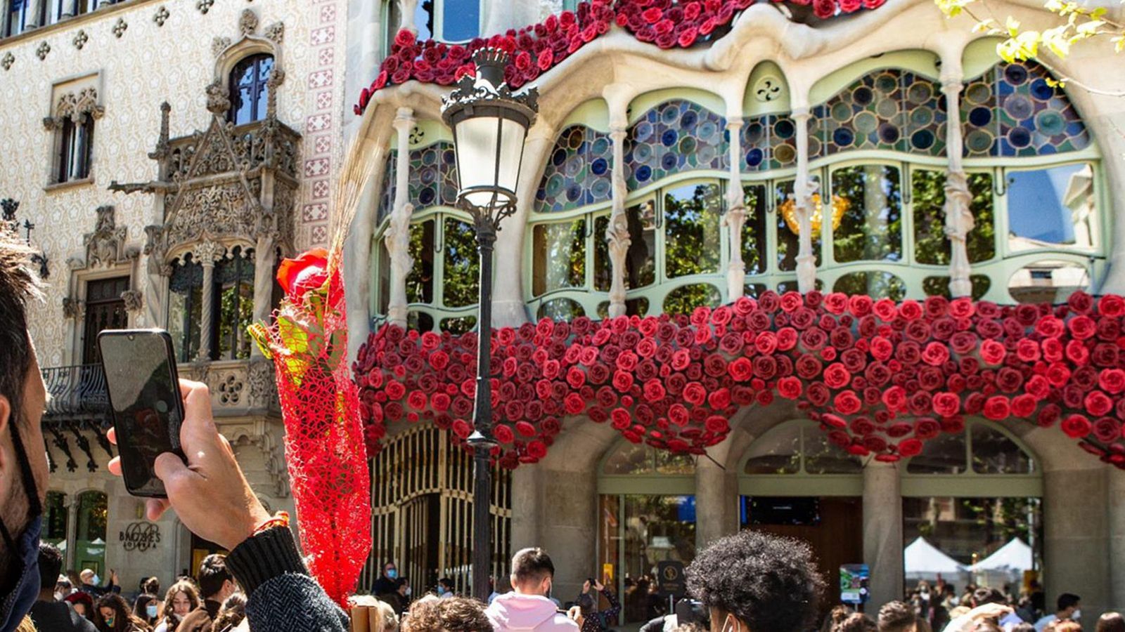 La Casa Batlló engalanada per la diada de Sant Jordi