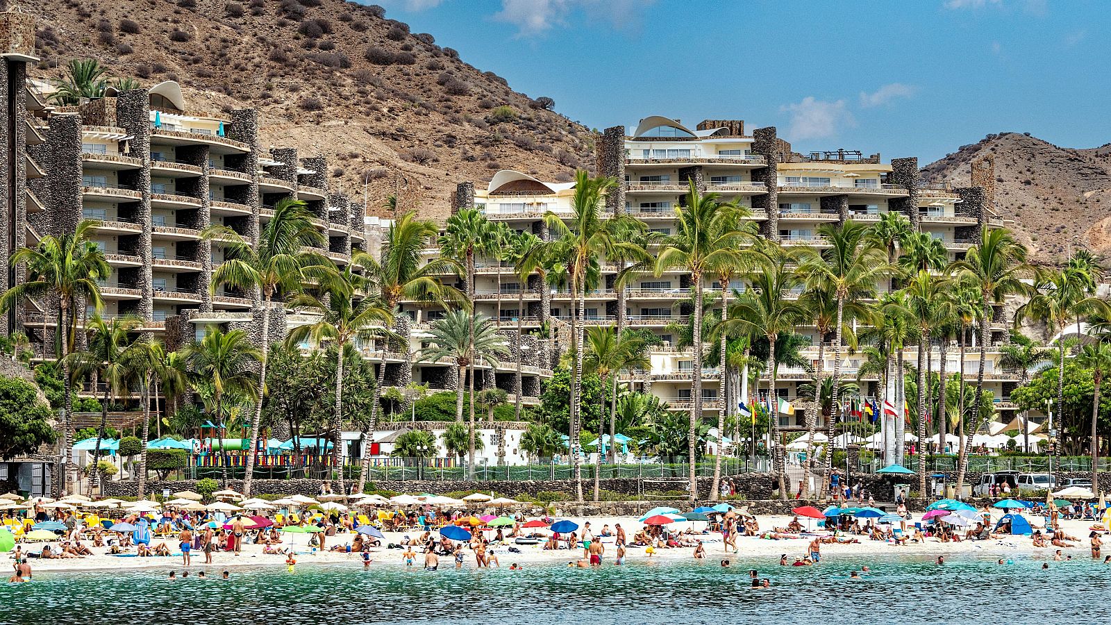 Vista de la playa de Anfi del Mar en la isla de Gran Canaria