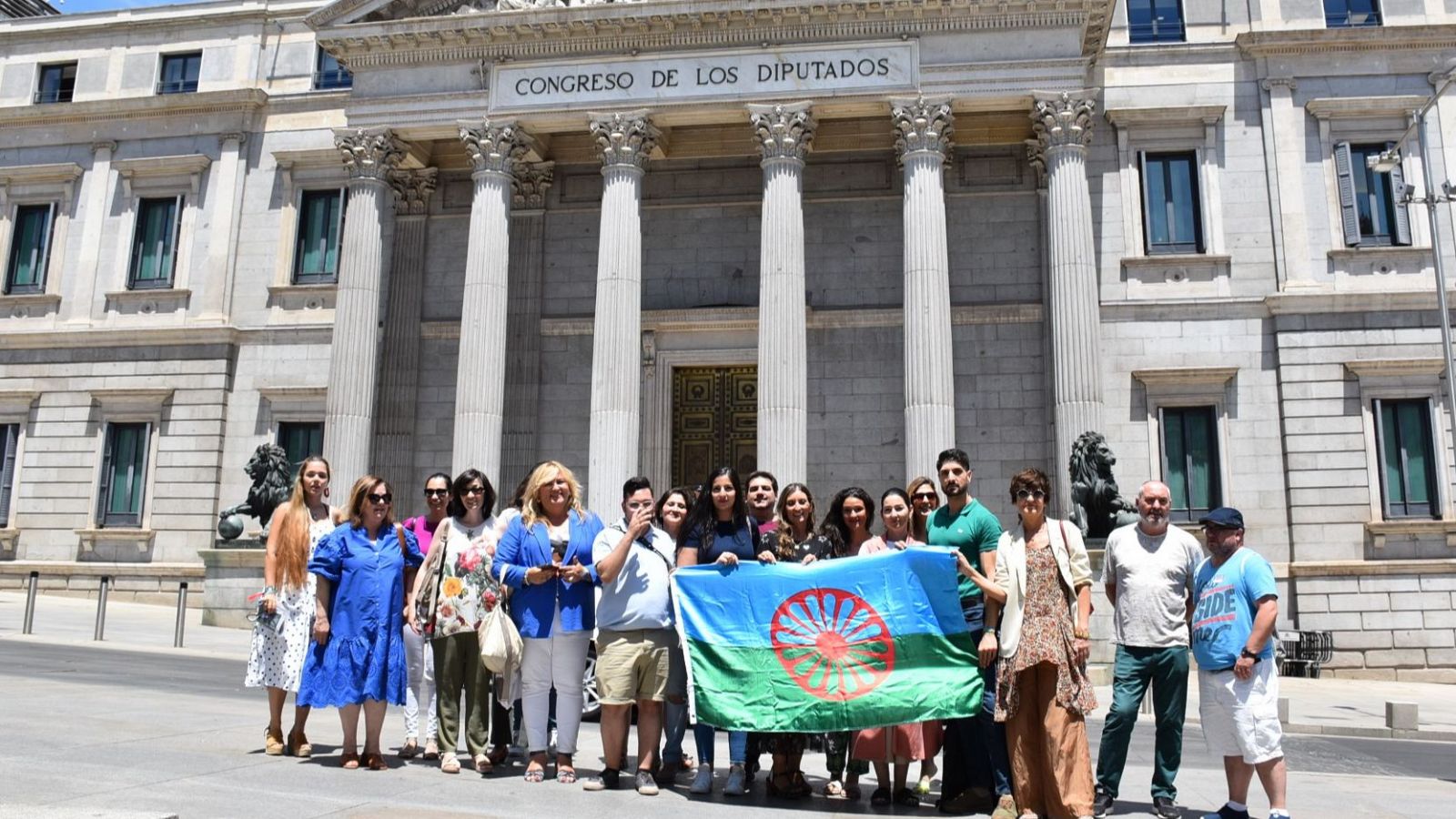 Fundación Pueblo Gitano frente al Congreso de los Diputados