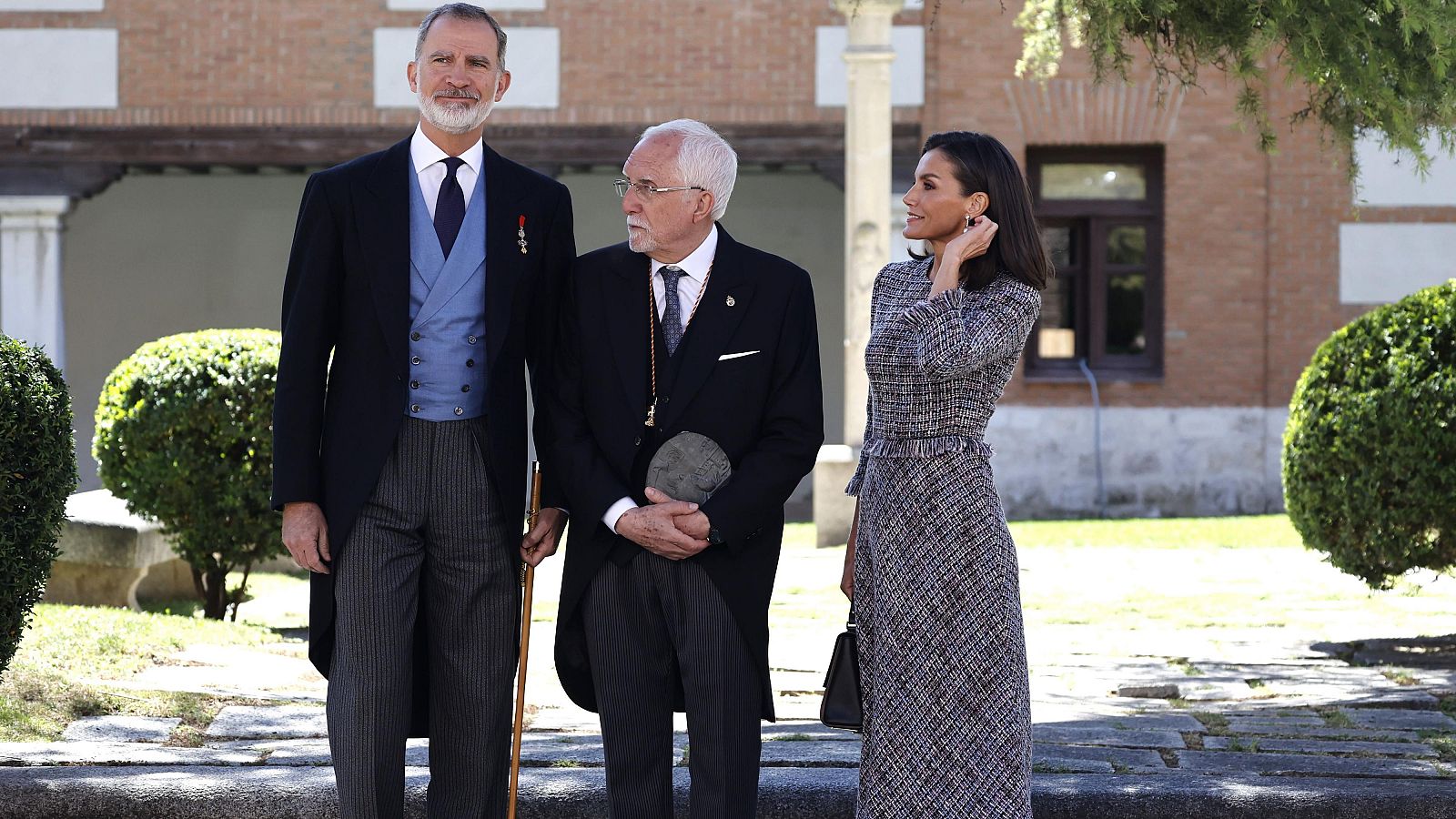 Los reyes con Luis Mateo Díez, premio Cervantes