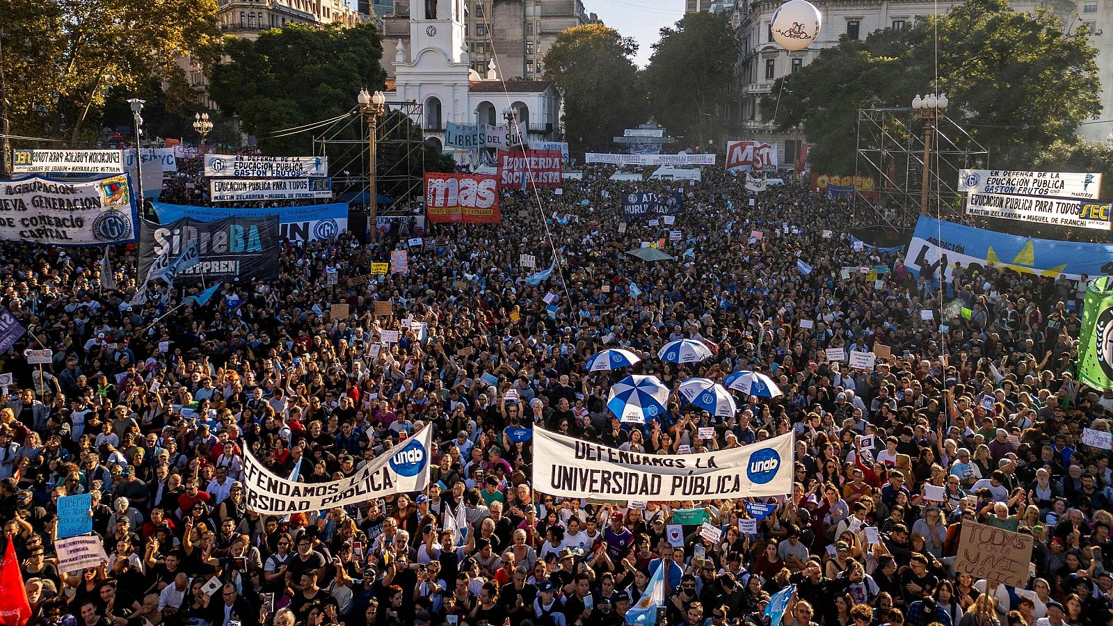 Miles de personas marchan en Buenos Aires contra los recortes en educación