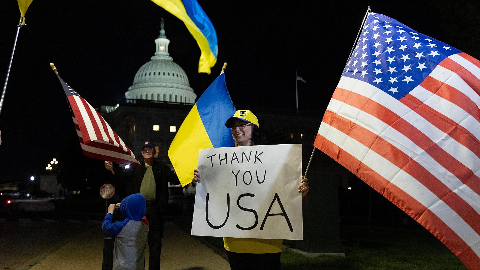 Varias personas sostienen banderas ucranianas y estadounidenses frente al edificio del Capitolio de Estados Unidos en Washington