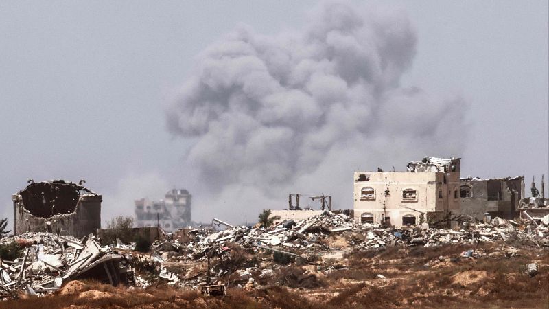 Varios edificios destruidos y rodeados de humo en la Franja de Gaza
