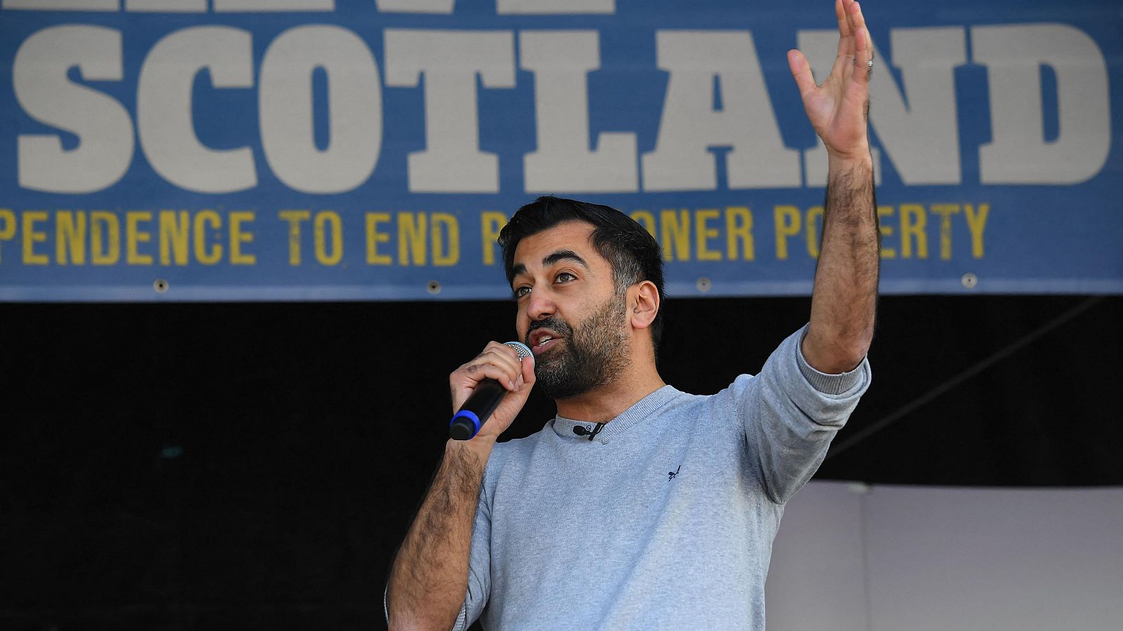 El primer ministro de Escocia, Humza Yousaf, pronuncia un discurso ante sus seguidores en George Square