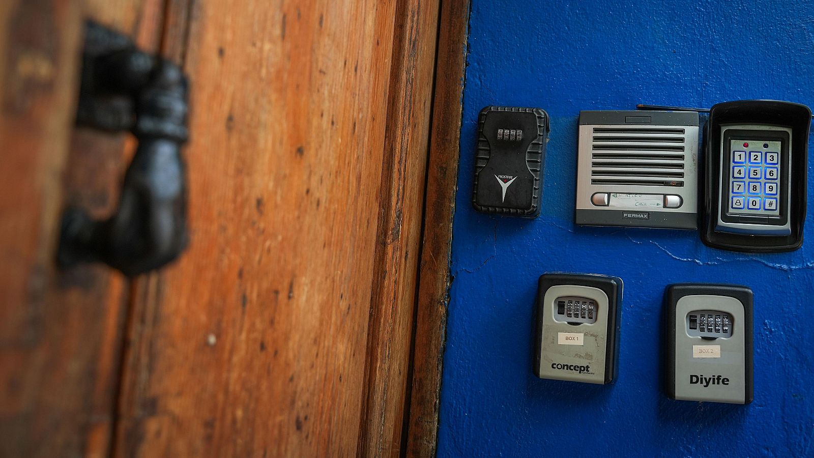 Candados de apartamentos turísticos a la puerta del edificio