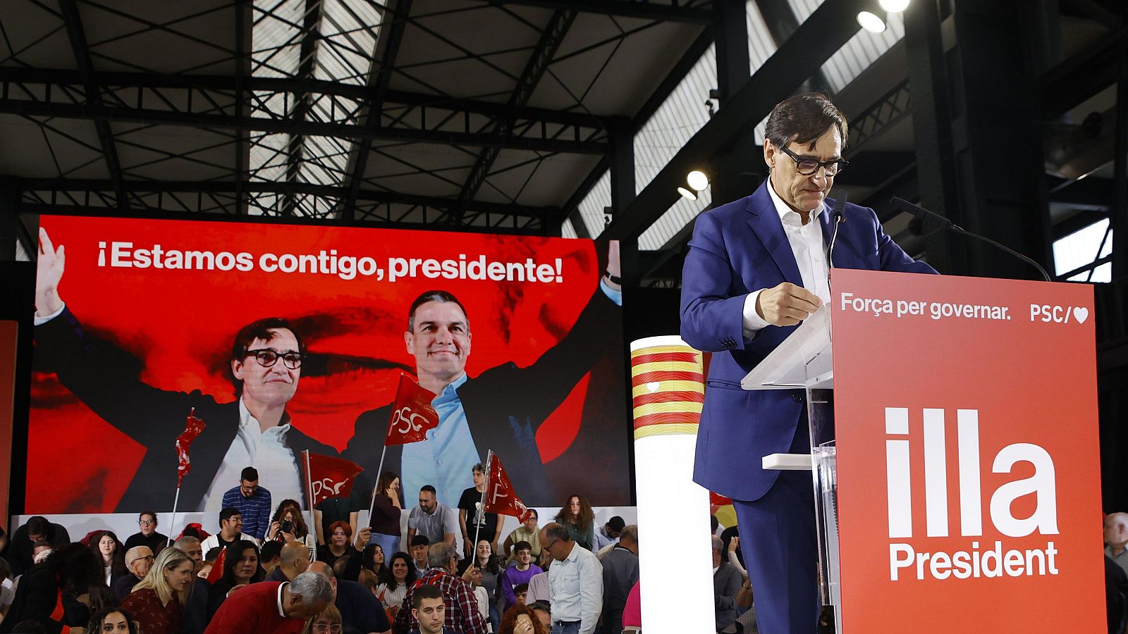 El candidat del PSC, Salvador Illa, mostra el seu suport a Pedro Sánchez en l'inici de la campanya del 12M