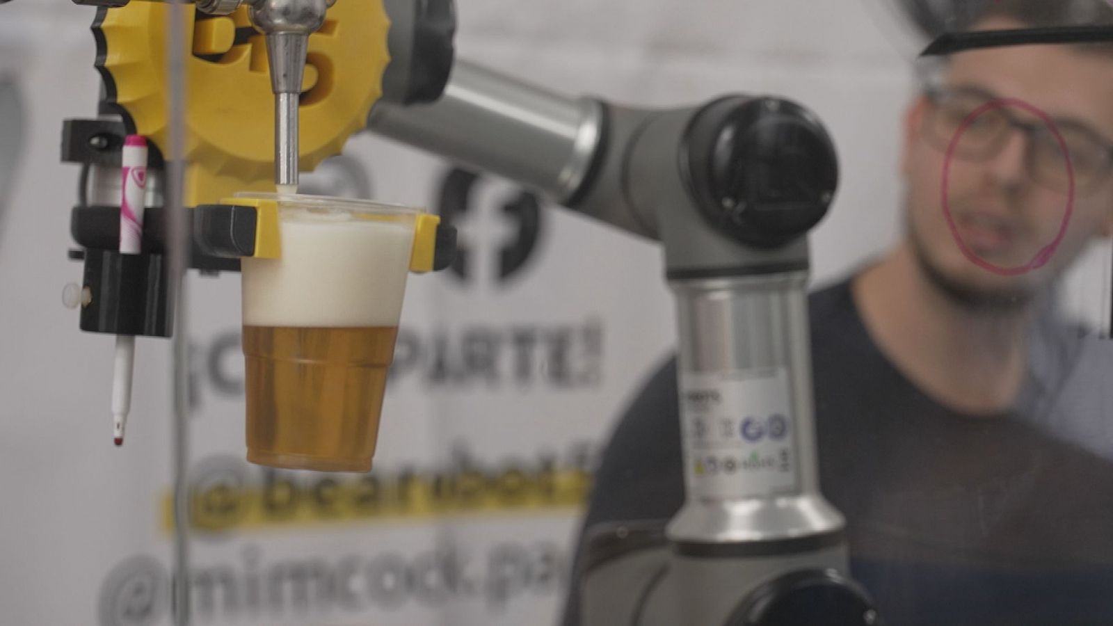 Un robot que tira cañas de cerveza