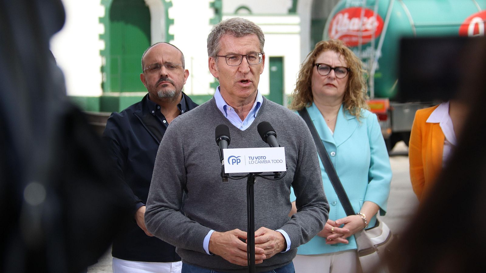 El president del PP, Alberto Núñez Feijóo, acompanya el candidat Alejandro Fernández en un acte de campanya