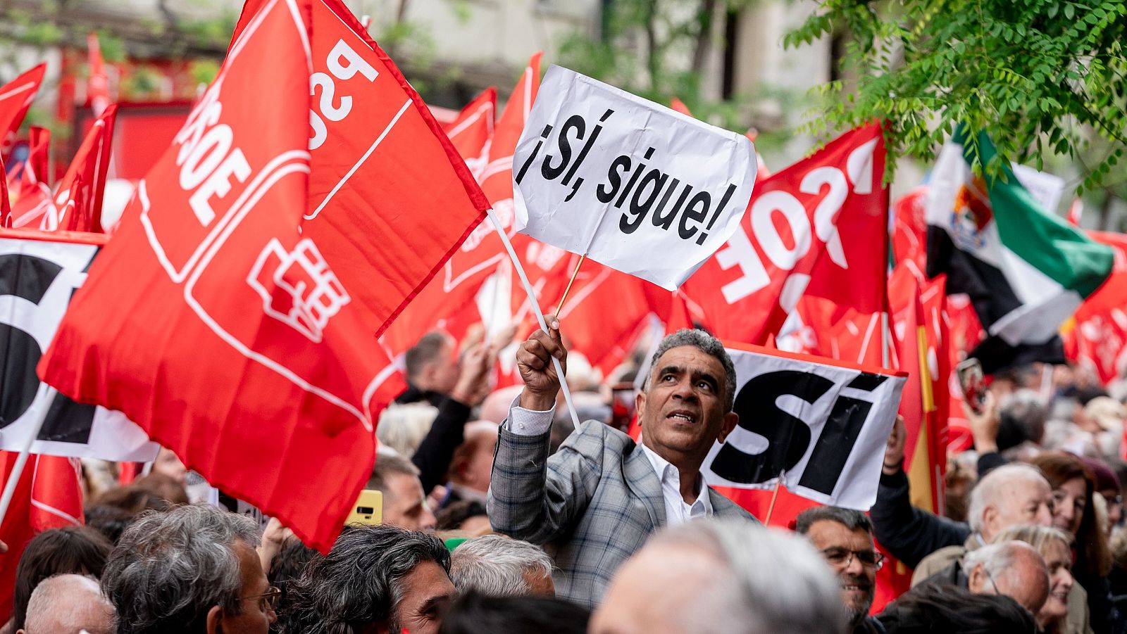 Manifestantes en apoyo a Pedro Sánchez en Ferraz