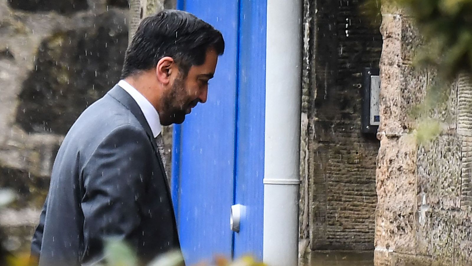 Humza Yousaf, primer ministro de Escocia, llega a su residencia oficial en Bute House, Edimburgo, antes de la rueda en la que anunciará si dimite.