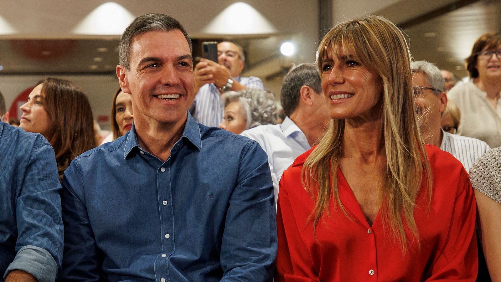 El presidente del Gobierno, Pedro Sánchez, y esposa Begona Gómez