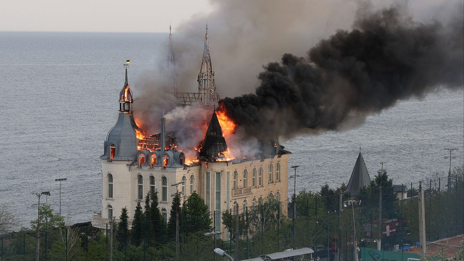 El edificio de la Academia de Derecho de Odesa en llamas