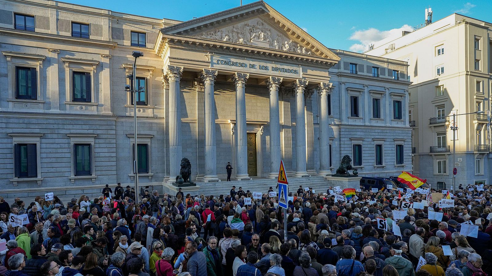 Manifestación en Madrid "por amor a la democracia" tras la decisión de Sánchez de reflexionar sobre su futuro