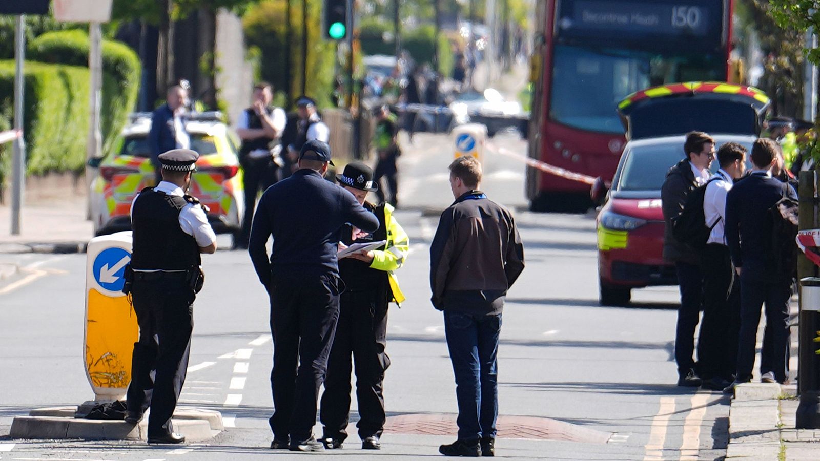 La policía habla con el público en el lugar de los hechos en Hainault, al noreste de Londres